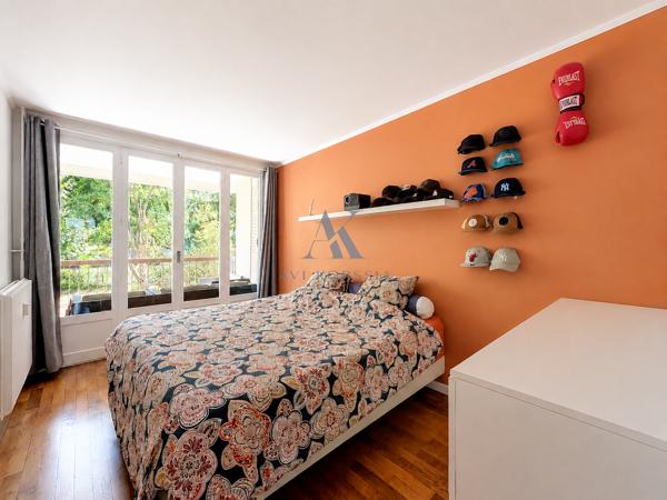 Bron – Appartement T6 112 m², 4 chambres avec terrasse et parking AVI KORSSIA IMMOBILIER vous propose cet appartement T6 de 112 m² situé à Bron, au sein d’une résidence calme et verdoyante.