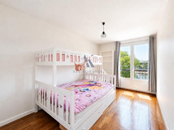 Bron – Appartement T6 112 m², 4 chambres avec terrasse et parking AVI KORSSIA IMMOBILIER vous propose cet appartement T6 de 112 m² situé à Bron, au sein d’une résidence calme et verdoyante.