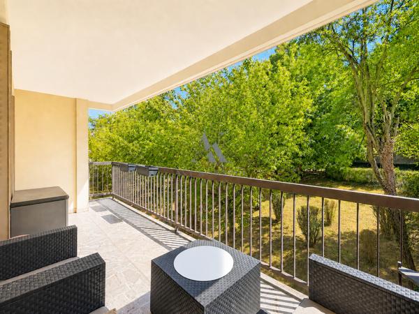 Bron – Appartement T6 112 m², 4 chambres avec terrasse et parking AVI KORSSIA IMMOBILIER vous propose cet appartement T6 de 112 m² situé à Bron, au sein d’une résidence calme et verdoyante.