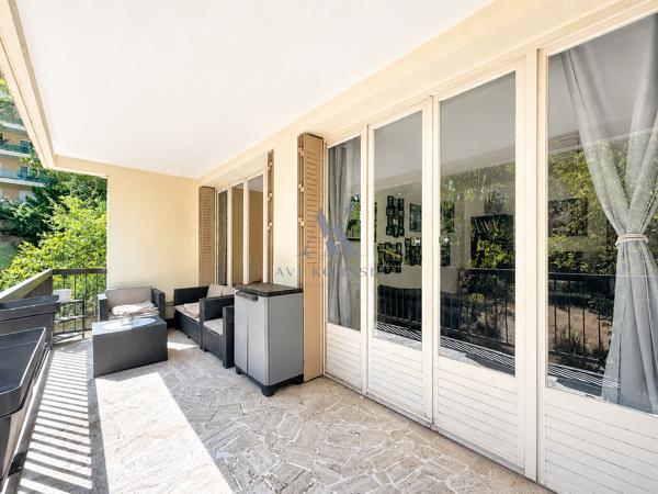 Bron – Appartement T6 112 m², 4 chambres avec terrasse et parking AVI KORSSIA IMMOBILIER vous propose cet appartement T6 de 112 m² situé à Bron, au sein d’une résidence calme et verdoyante.