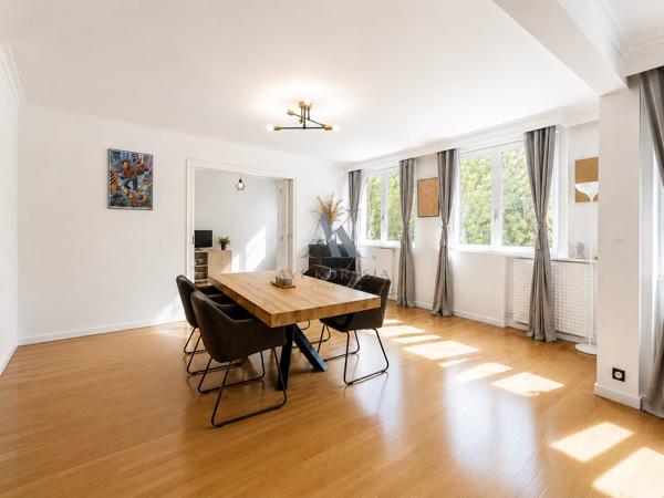 Bron – Appartement T6 112 m², 4 chambres avec terrasse et parking AVI KORSSIA IMMOBILIER vous propose cet appartement T6 de 112 m² situé à Bron, au sein d’une résidence calme et verdoyante.