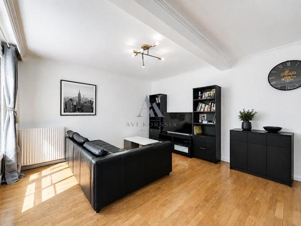 Bron – Appartement T6 112 m², 4 chambres avec terrasse et parking AVI KORSSIA IMMOBILIER vous propose cet appartement T6 de 112 m² situé à Bron, au sein d’une résidence calme et verdoyante.