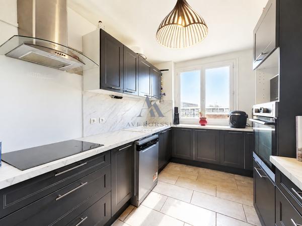 Bron – Appartement T6 112 m², 4 chambres avec terrasse et parking AVI KORSSIA IMMOBILIER vous propose cet appartement T6 de 112 m² situé à Bron, au sein d’une résidence calme et verdoyante.