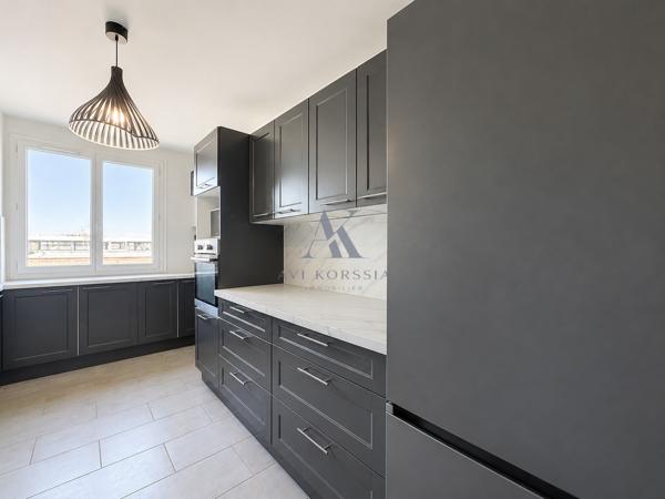Bron – Appartement T6 112 m², 4 chambres avec terrasse et parking AVI KORSSIA IMMOBILIER vous propose cet appartement T6 de 112 m² situé à Bron, au sein d’une résidence calme et verdoyante.