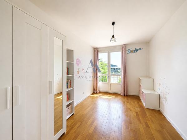 Bron – Appartement T6 112 m², 4 chambres avec terrasse et parking AVI KORSSIA IMMOBILIER vous propose cet appartement T6 de 112 m² situé à Bron, au sein d’une résidence calme et verdoyante.