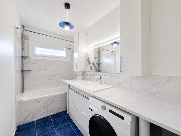 Bron – Appartement T6 112 m², 4 chambres avec terrasse et parking AVI KORSSIA IMMOBILIER vous propose cet appartement T6 de 112 m² situé à Bron, au sein d’une résidence calme et verdoyante.