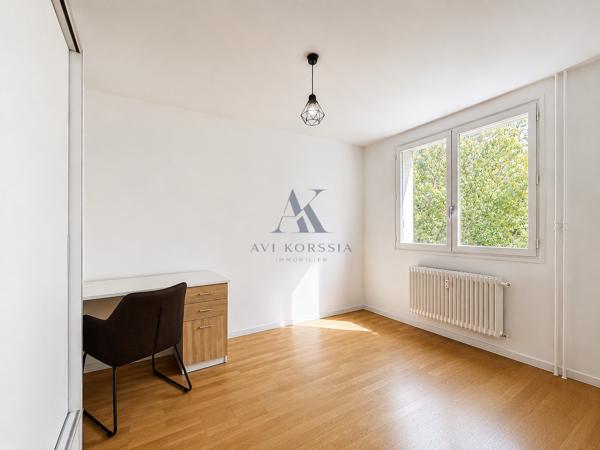 Bron – Appartement T6 112 m², 4 chambres avec terrasse et parking AVI KORSSIA IMMOBILIER vous propose cet appartement T6 de 112 m² situé à Bron, au sein d’une résidence calme et verdoyante.