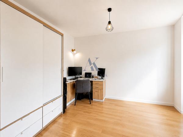 Bron – Appartement T6 112 m², 4 chambres avec terrasse et parking AVI KORSSIA IMMOBILIER vous propose cet appartement T6 de 112 m² situé à Bron, au sein d’une résidence calme et verdoyante.