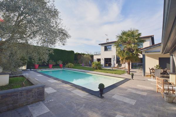 Maison récente à vendre à Quincieux - 5 pièces avec piscine