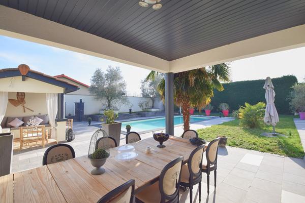 Maison récente à vendre à Quincieux - 5 pièces avec piscine