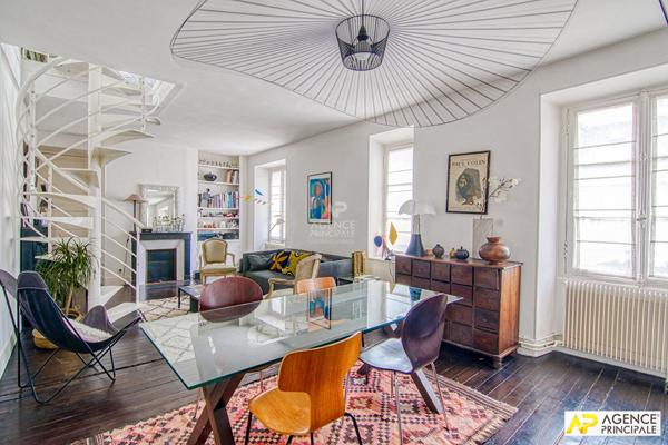 Versailles Notre-Dame Appartement duplex 3 pièces 90 m² au sol aux 2ème et 3ème étage €485 000 ** - Référence 26742