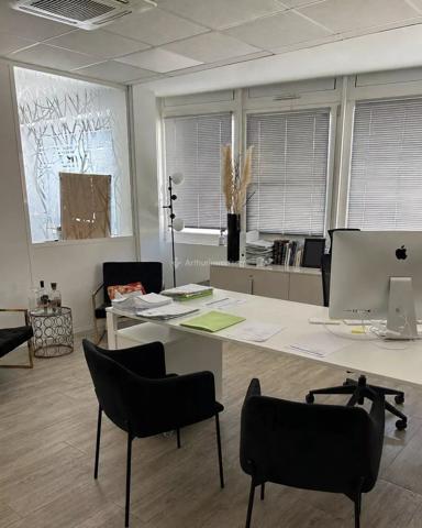 Location                                                      Bureau
                        
                     4 pièces                      100 m2                     à Villeurbanne