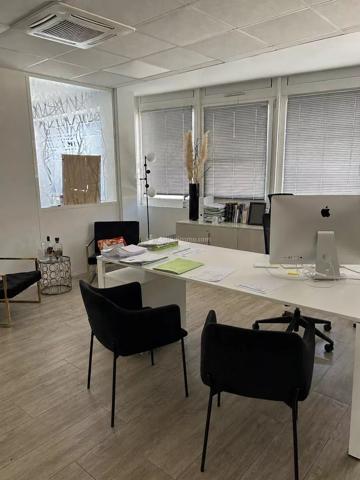 Location                                                      Bureau
                        
                     4 pièces                      100 m2                     à Villeurbanne