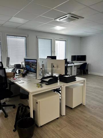 Location                                                      Bureau
                        
                     4 pièces                      100 m2                     à Villeurbanne