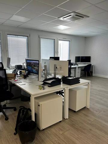 Location                                                      Bureau
                        
                     4 pièces                      100 m2                     à Villeurbanne
