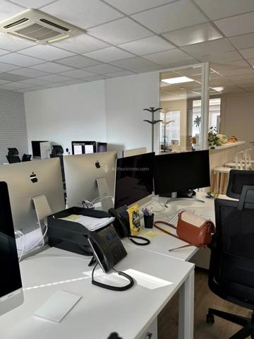 Location                                                      Bureau
                        
                     4 pièces                      100 m2                     à Villeurbanne