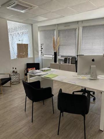Location                                                      Bureau
                        
                     4 pièces                      100 m2                     à Villeurbanne