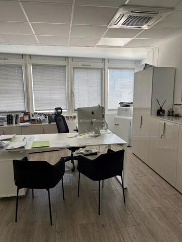 Location                                                      Bureau
                        
                     4 pièces                      100 m2                     à Villeurbanne