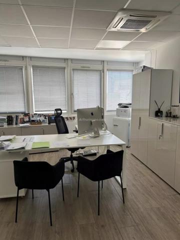 Location                                                      Bureau
                        
                     4 pièces                      100 m2                     à Villeurbanne
