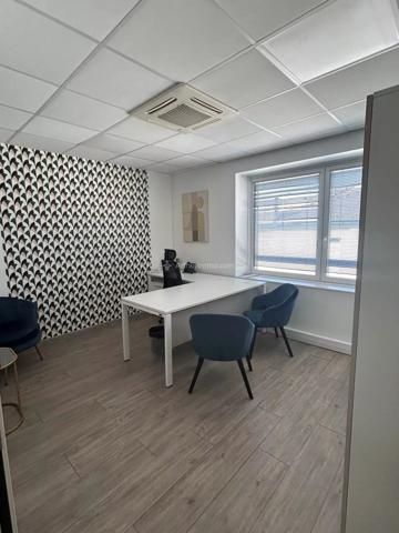 Location                                                      Bureau
                        
                     4 pièces                      100 m2                     à Villeurbanne