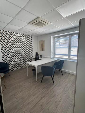 Location                                                      Bureau
                        
                     4 pièces                      100 m2                     à Villeurbanne