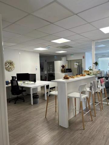 Location                                                      Bureau
                        
                     4 pièces                      100 m2                     à Villeurbanne