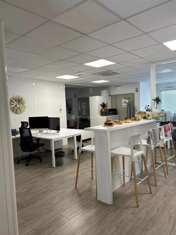 Location                                                      Bureau
                        
                     4 pièces                      100 m2                     à Villeurbanne