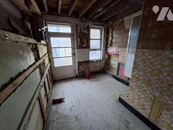 A VENDRE à LOUVROIL Maison à usage mixte, sur axe passant, comprenant :
au rez-de-chaussée : l...
