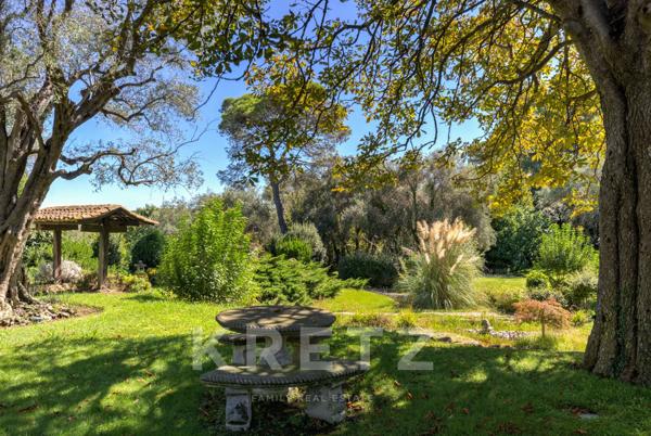 Villa au contact du vieux village de Mougins vue mer