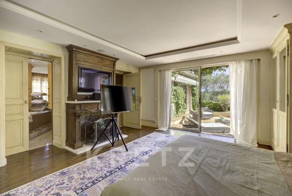 Villa au contact du vieux village de Mougins vue mer