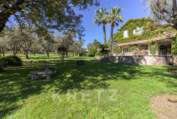 Villa au contact du vieux village de Mougins vue mer