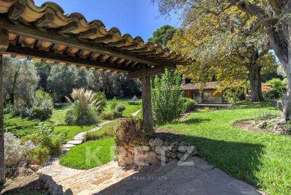 Villa au contact du vieux village de Mougins vue mer