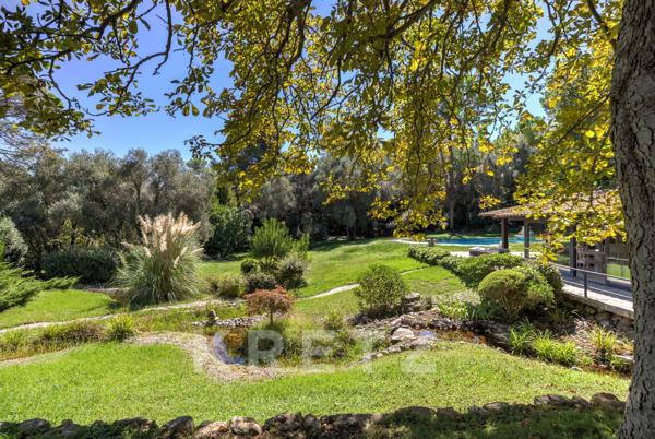 Villa au contact du vieux village de Mougins vue mer