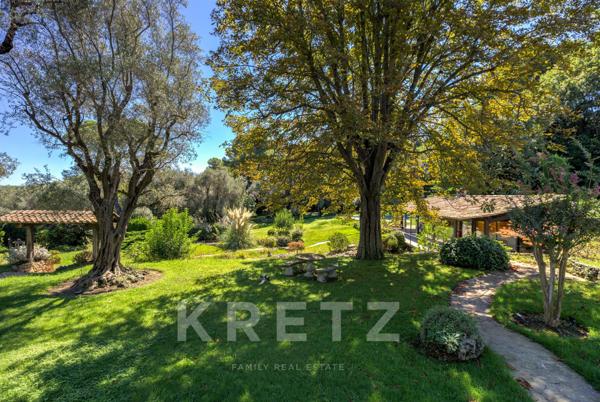 Villa au contact du vieux village de Mougins vue mer