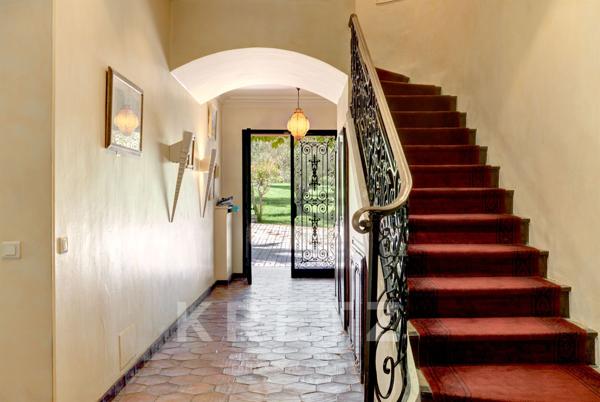 Villa au contact du vieux village de Mougins vue mer