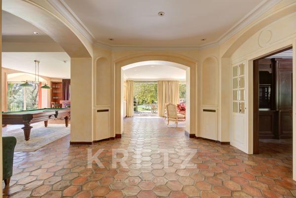 Villa au contact du vieux village de Mougins vue mer