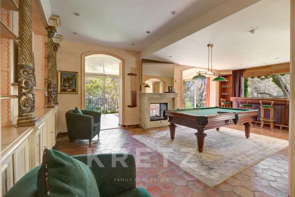 Villa au contact du vieux village de Mougins vue mer