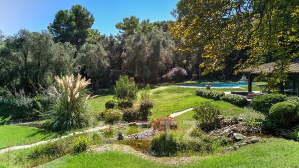 Villa au contact du vieux village de Mougins vue mer
