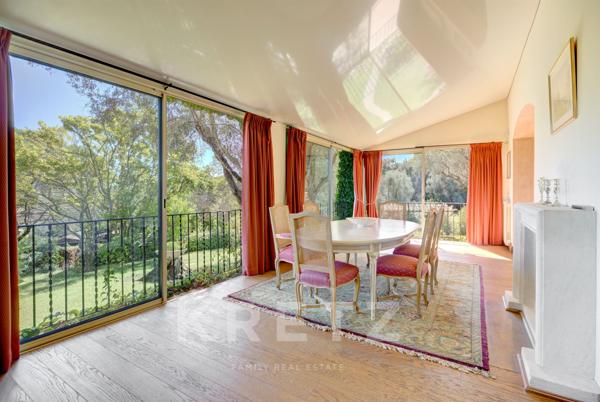 Villa au contact du vieux village de Mougins vue mer