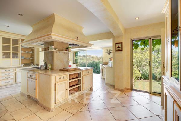 Villa au contact du vieux village de Mougins vue mer