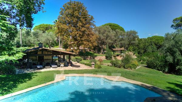 Villa au contact du vieux village de Mougins vue mer