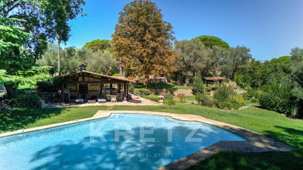 Villa au contact du vieux village de Mougins vue mer