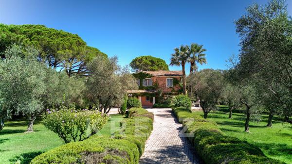 Villa au contact du vieux village de Mougins vue mer