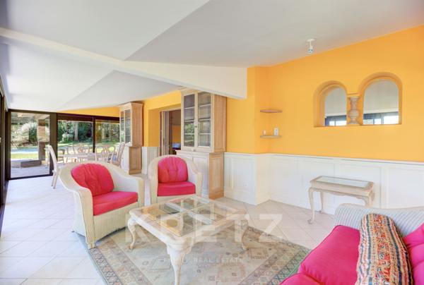 Villa au contact du vieux village de Mougins vue mer