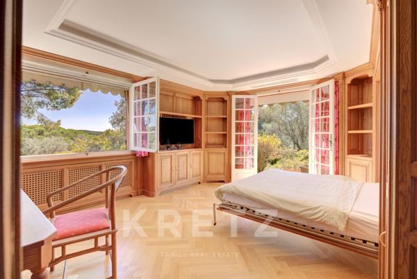 Villa au contact du vieux village de Mougins vue mer