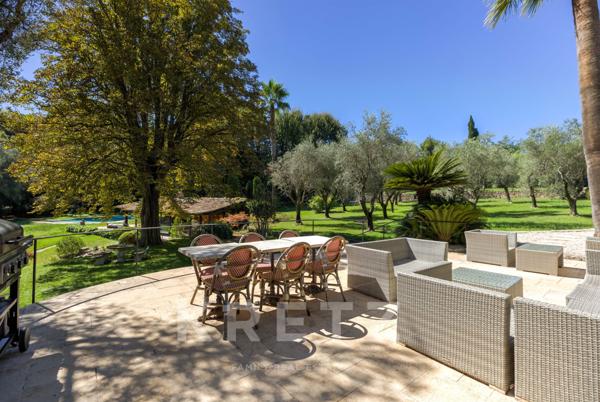 Villa au contact du vieux village de Mougins vue mer