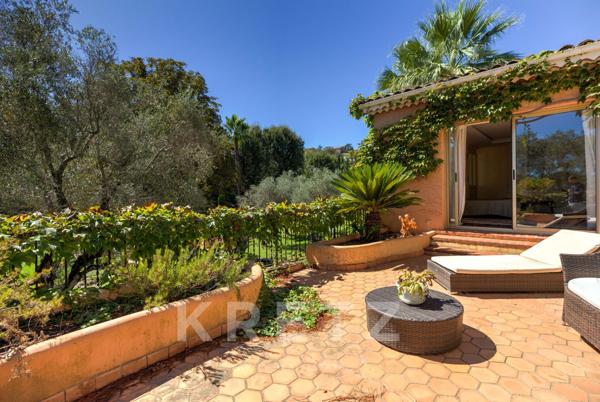 Villa au contact du vieux village de Mougins vue mer