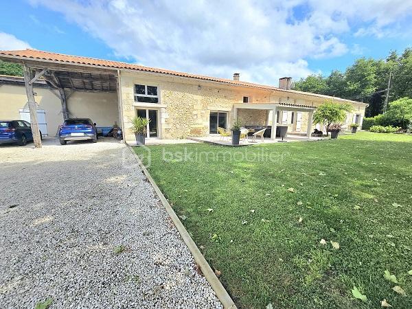 Située à 25 mn de LIBOURNE, à 35 mn de ST EMILION, à 45 mn de BLAYE et du pont d'Aquitaine de Bordeaux, cette magnifique maison en pierres, de 379 m2, sur un terrain clôturé et arboré de plus de 1.8 hectare, entièrement rénovée, vous séduira par ses volumes et ses prestations de standing. Cette demeure est composée d'une cuisine entièrement équipée de 33 m2, d'un salon/salle à manger de 105 m2, d'un bureau, de 4 chambres, de 2 salles de bain, 2 salles d'eau, 4 WC, une buanderie, un cellier et une mezzanine de 16 m2. Des dépendances (garage, cave, cellier, réserve à granules) et une piscine 10m X 4m, avec son pool house, complètent ces prestations. Chauffage à granules + cheminée avec un insert. COUP DE COEUR absolu !!!
