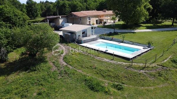 Située à 25 mn de LIBOURNE, à 35 mn de ST EMILION, à 45 mn de BLAYE et du pont d'Aquitaine de Bordeaux, cette magnifique maison en pierres, de 379 m2, sur un terrain clôturé et arboré de plus de 1.8 hectare, entièrement rénovée, vous séduira par ses volumes et ses prestations de standing. Cette demeure est composée d'une cuisine entièrement équipée de 33 m2, d'un salon/salle à manger de 105 m2, d'un bureau, de 4 chambres, de 2 salles de bain, 2 salles d'eau, 4 WC, une buanderie, un cellier et une mezzanine de 16 m2. Des dépendances (garage, cave, cellier, réserve à granules) et une piscine 10m X 4m, avec son pool house, complètent ces prestations. Chauffage à granules + cheminée avec un insert. COUP DE COEUR absolu !!!