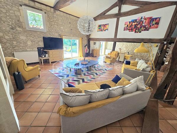 Située à 25 mn de LIBOURNE, à 35 mn de ST EMILION, à 45 mn de BLAYE et du pont d'Aquitaine de Bordeaux, cette magnifique maison en pierres, de 379 m2, sur un terrain clôturé et arboré de plus de 1.8 hectare, entièrement rénovée, vous séduira par ses volumes et ses prestations de standing. Cette demeure est composée d'une cuisine entièrement équipée de 33 m2, d'un salon/salle à manger de 105 m2, d'un bureau, de 4 chambres, de 2 salles de bain, 2 salles d'eau, 4 WC, une buanderie, un cellier et une mezzanine de 16 m2. Des dépendances (garage, cave, cellier, réserve à granules) et une piscine 10m X 4m, avec son pool house, complètent ces prestations. Chauffage à granules + cheminée avec un insert. COUP DE COEUR absolu !!!